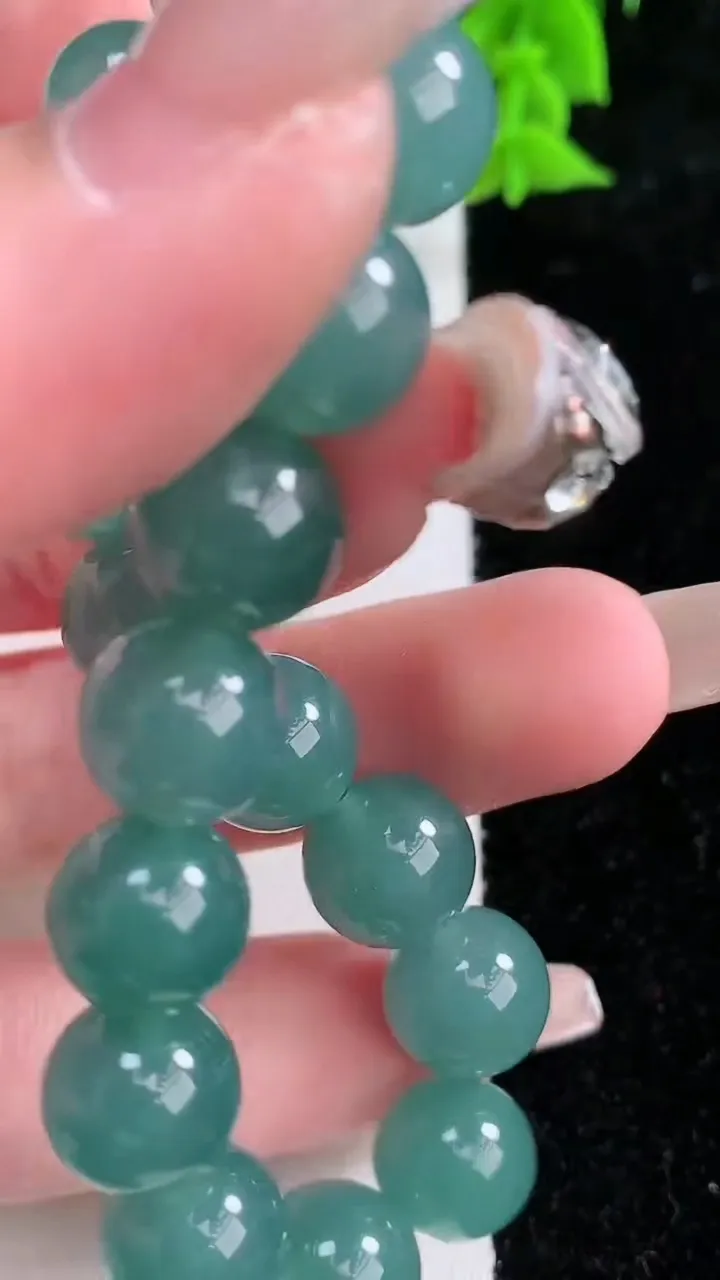 天然A货翡翠圆珠手串，尺寸9.8-18颗，重:30.92g1月25日
工厂直销收藏佳品,种好水足，色泽均匀，有种有色，上手高大气！