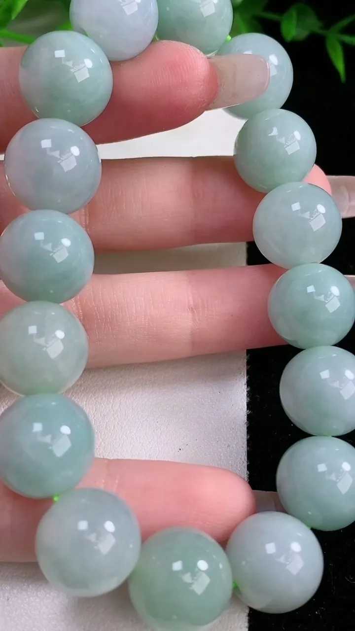 天然A货翡翠圆珠手串，尺寸13，重:63.37g1月25日
工厂直销收藏佳品,种好水足，色泽均匀，有种有色，上手高大气！