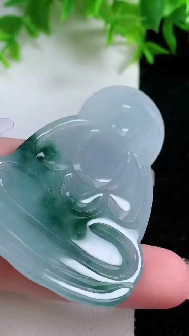 天然A货翡翠飘花观音菩萨吊坠，尺寸65-40.8-5.5，重量:26.95g
1月25日