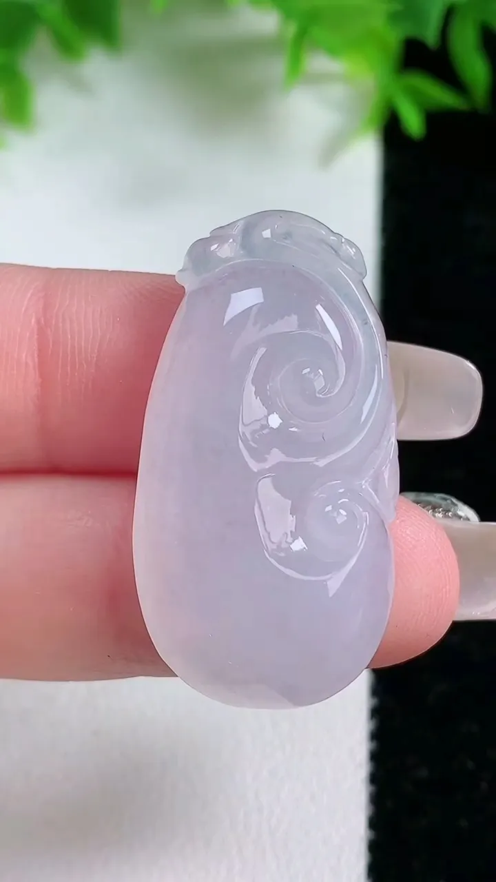 天然A货翡翠如意吊坠，尺寸34.6-18-6，重量:7.95g
1月25日