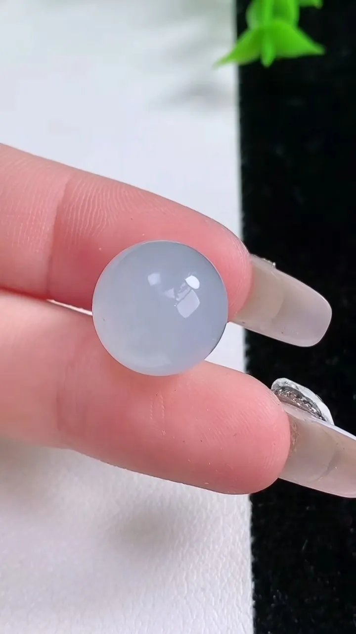 天然A货翡翠圆珠镶嵌件，尺寸13.8，重:4.68g
1月25日