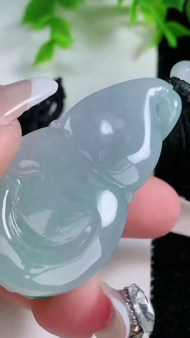 天然A货翡翠葫芦吊坠，尺寸53.5-25-15，重量:35.07g
1月25日