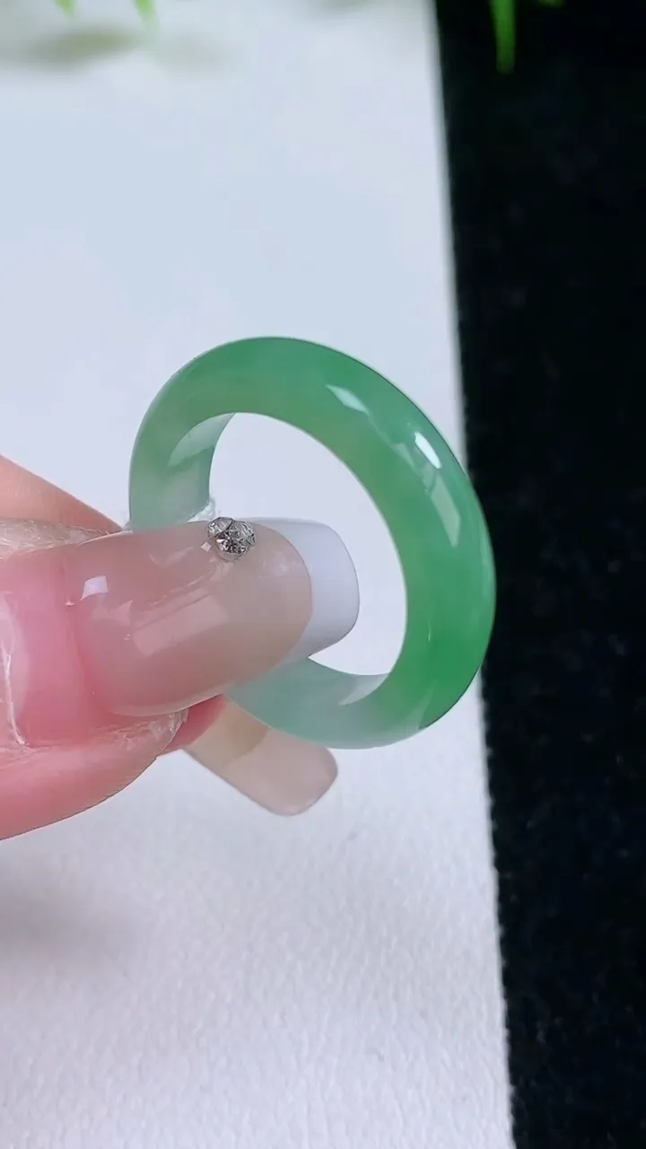 天然A货翡翠指环戒指，尺寸18.2-4.8-3.4，重量:3.64g2026年1月25日
工厂直销收藏佳品,种好水足，色泽均匀，有种有色，上手高大气！