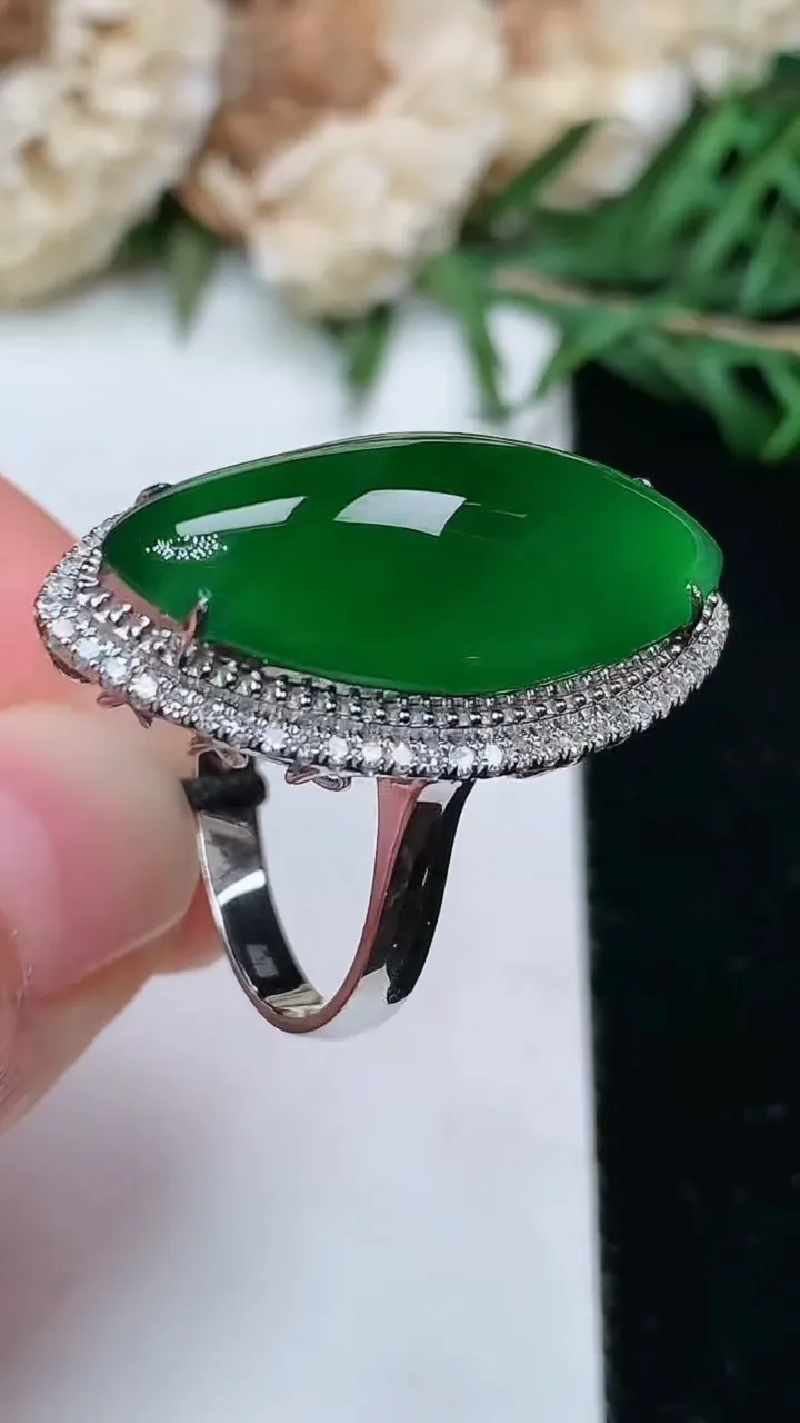 天然A货翡翠随形戒指，尺寸17-24.8-11.6，重量:5.89g2026年1月25日
工厂直销收藏佳品,种好水足，色泽均匀，有种有色，上手高大气！