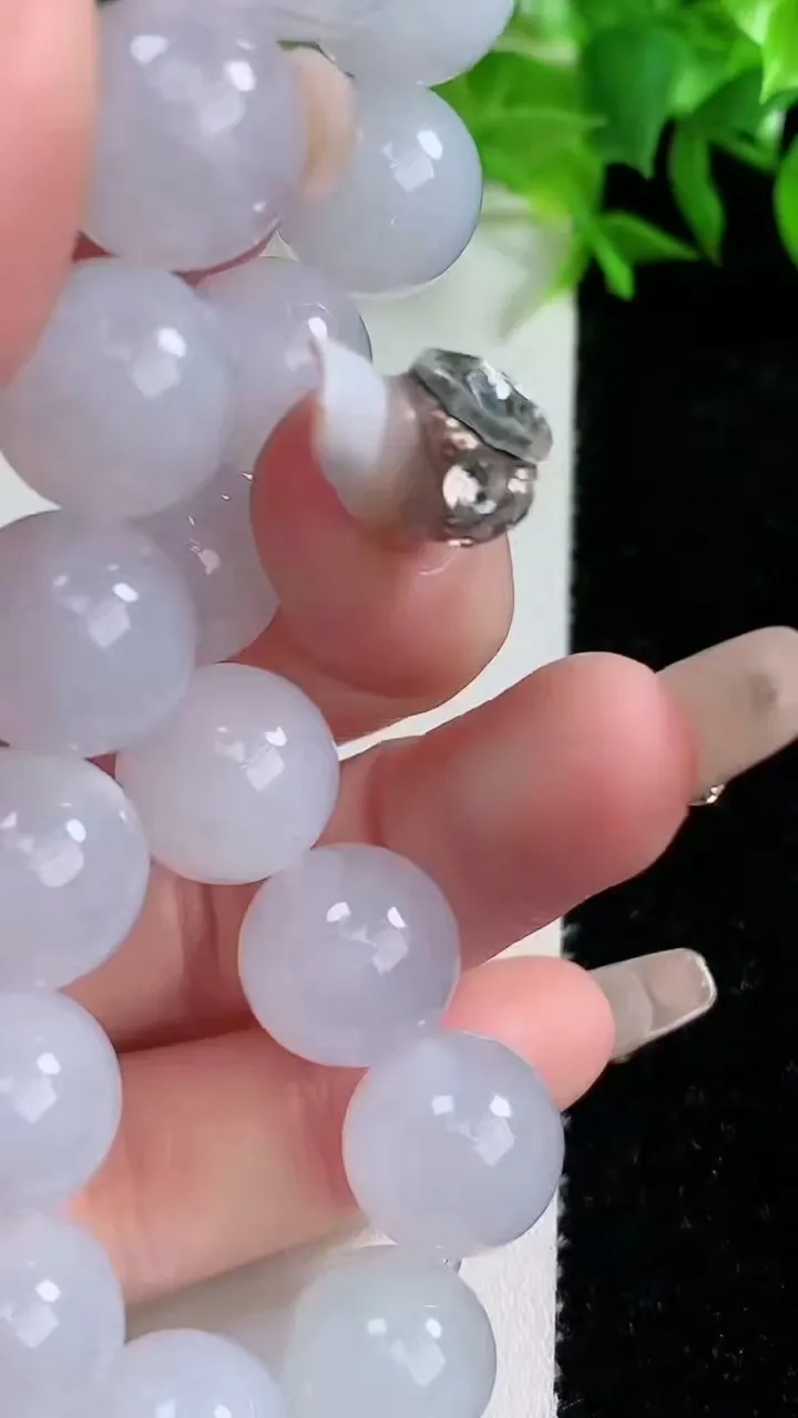 天然A货翡翠圆珠手串，尺寸12.5-16颗，重量:57.74g1月25日
工厂直销收藏佳品,种好水足，色泽均匀，有种有色，上手高大气！