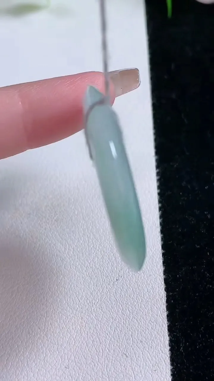 天然A货翡翠平安扣吊坠，尺寸34.3-5，重量:13.53g
1月25日