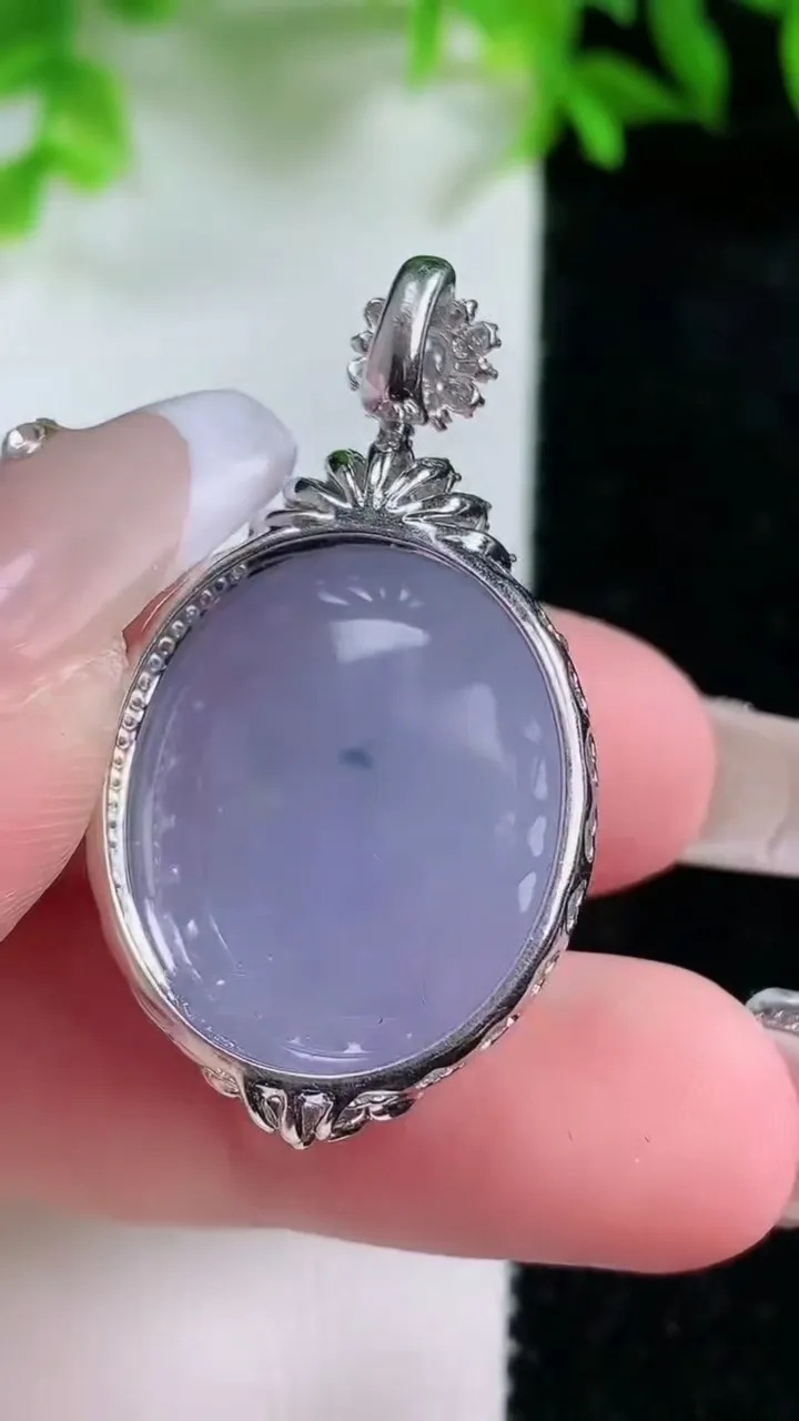 天然A货翡翠18K金紫罗兰蛋面吊坠，尺寸37-21.2-12.5，裸石22.3-19重量:10.80g
1月25日