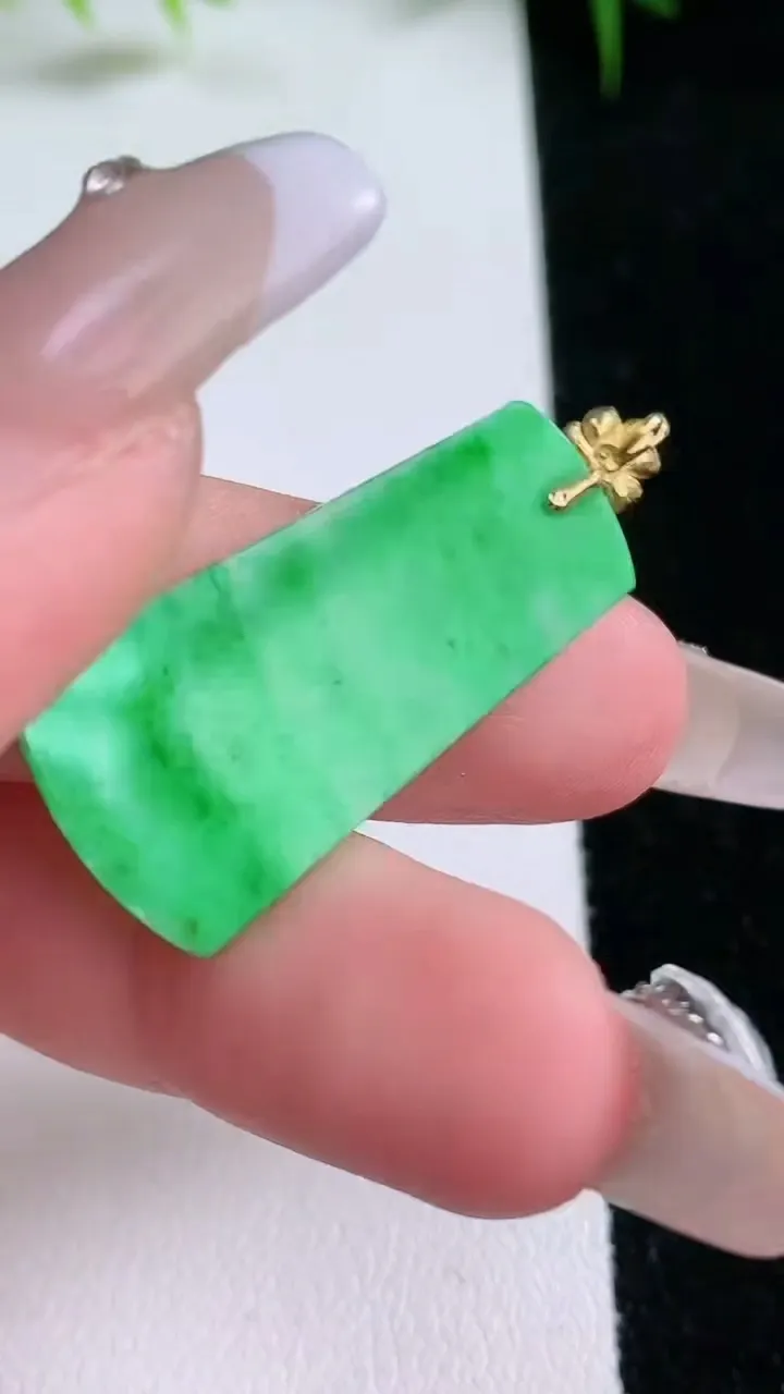 天然A货翡翠无事牌吊坠，尺寸30-14.8-1.8，重量:2.74g
1月25日