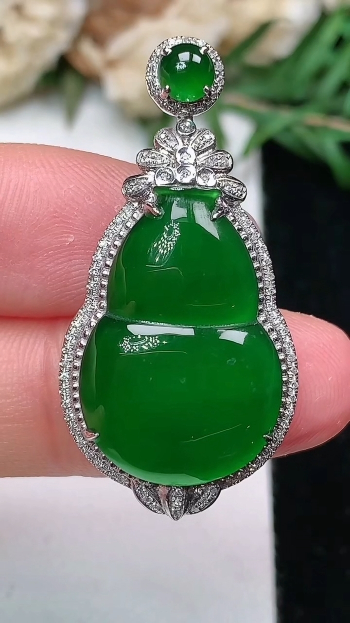 天然A货翡翠葫芦吊坠，尺寸35.8-17.7-7.9，裸石21.7-14.7，重量:4.30g
1月