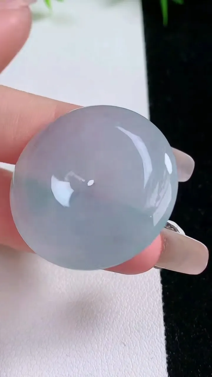 天然A货翡翠平安扣吊坠，尺寸34-6，重量:15.65g
1月25日