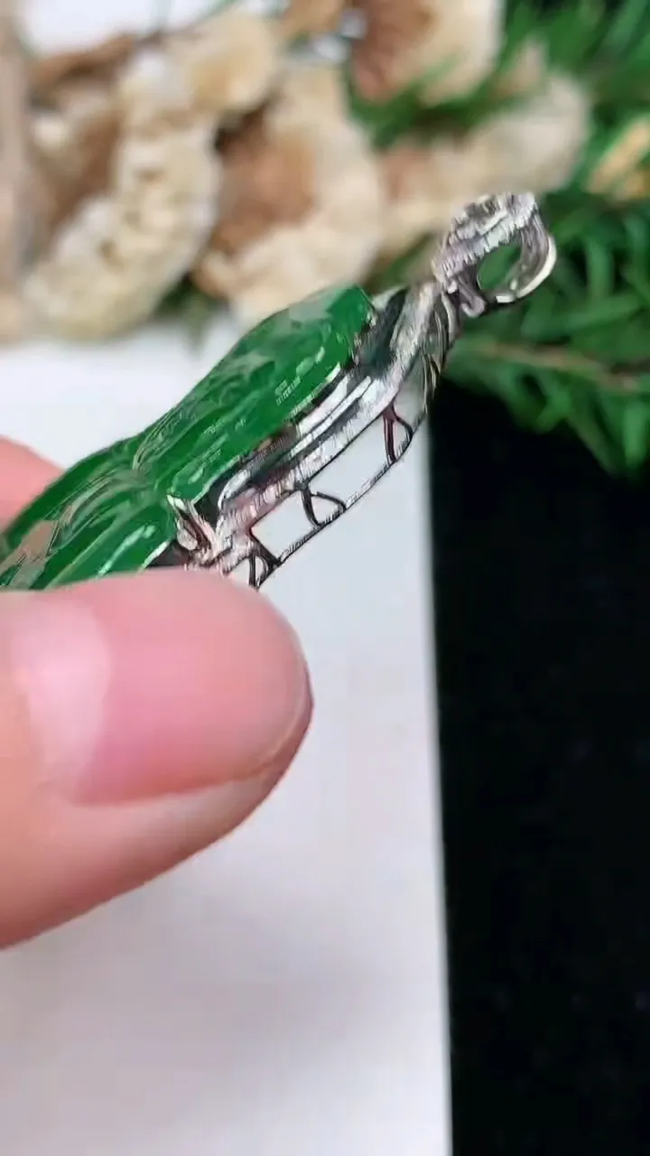 天然A货翡翠观音菩萨吊坠，尺寸62-35.9-7.5
1月25日，重量:12.33g