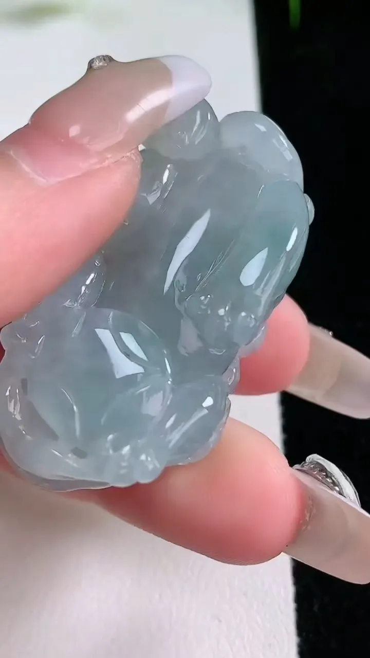 天然A货翡翠貔貅吊坠，尺寸42-21.8-11.6，重量:22.98g
1月25日