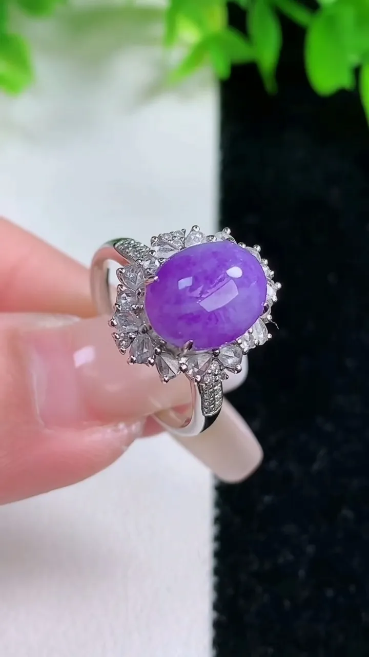 天然A货翡翠18K金紫罗兰蛋面戒指，尺寸17-10.6-8-10.8，重量:3.81g2026年1月25日
工厂直销收藏佳品,种好水足，色泽均匀，有种有色，上手高大气！