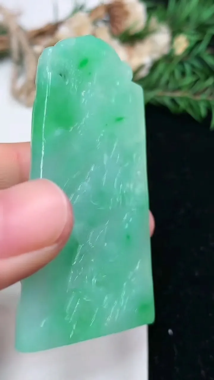 天然A货翡翠山水牌吊坠，尺寸60.5-37.5-5.7，重量:31.62g
1月25日