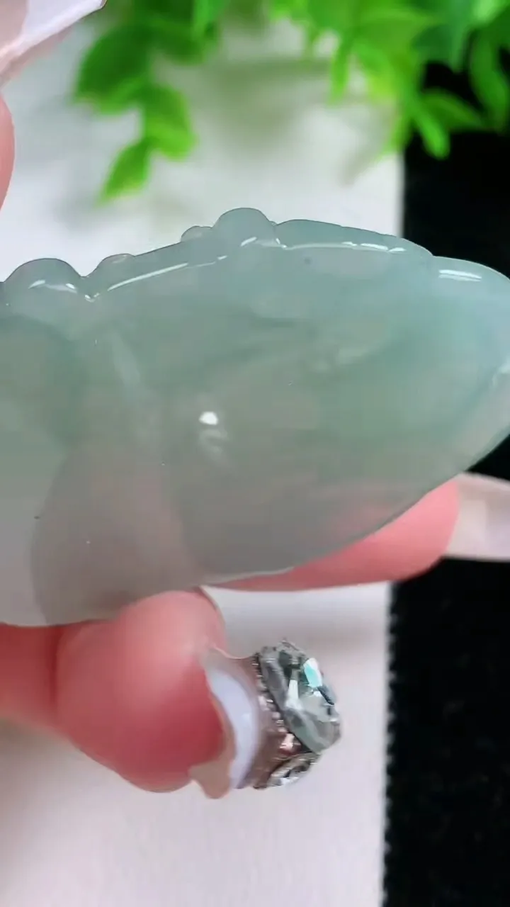 天然A货翡翠不动明王吊坠，尺寸45.3-32.2-5.6，重量:17.28g
1月25日