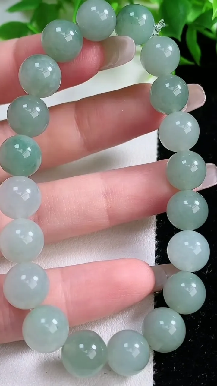 天然A货翡翠圆珠手串，尺寸9.6-20颗，重量:31.91g1月25日
工厂直销收藏佳品,种好水足，色泽均匀，有种有色，上手高大气！