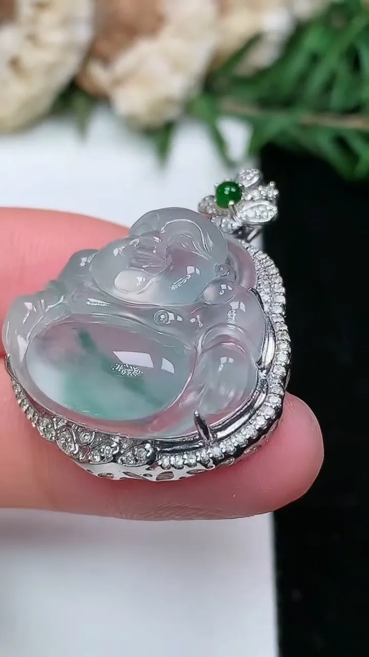 天然A货翡翠飘花佛公吊坠，尺寸30.4-24.9-10.2，裸石19.5-22.8，重量:6.33g
1月25日