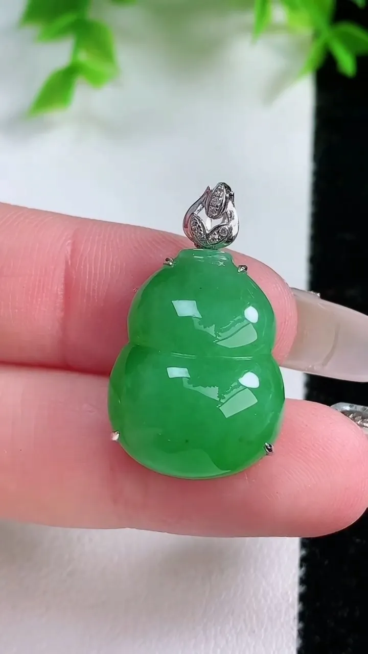 天然A货翡翠葫芦吊坠，尺寸20.8-16-8，重量:4.35g
1月25日