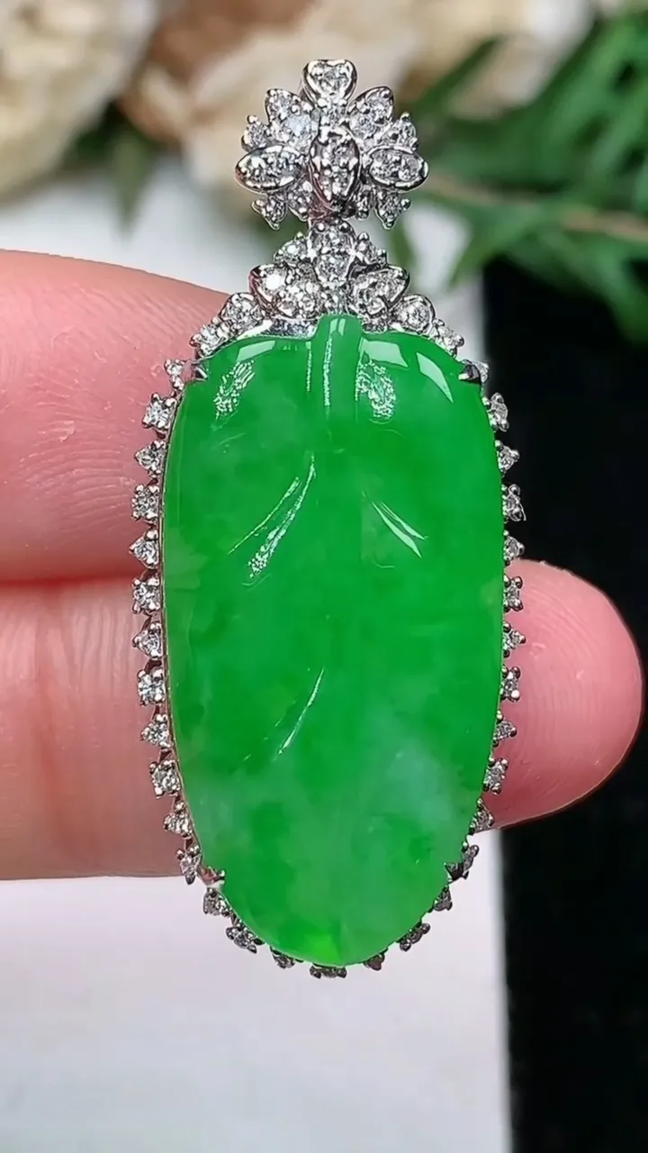 天然A货翡翠金枝玉叶 叶子吊坠，尺寸35.7-15.4-8.4，裸石24.6-12.6，重量:5.0