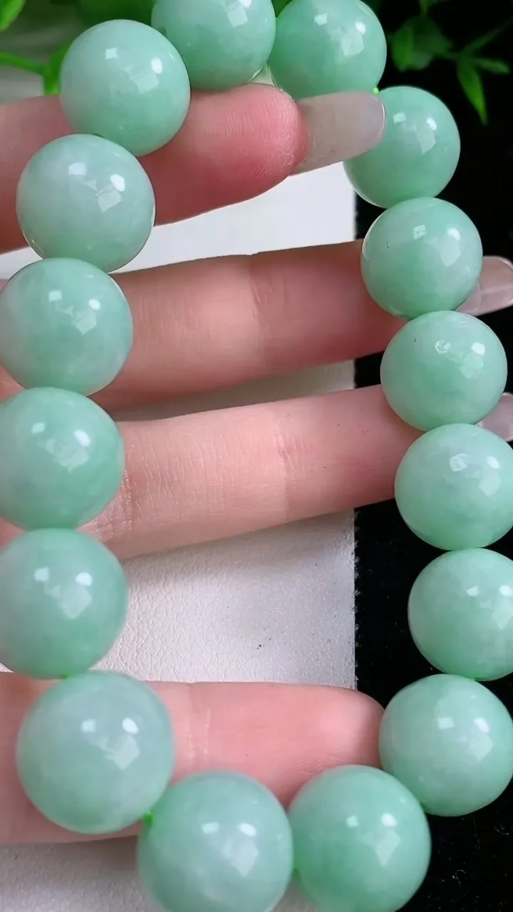 天然A货翡翠圆珠手串，尺寸13.3-16颗，重:64.77g1月25日
工厂直销收藏佳品,种好水足，色泽均匀，有种有色，上手高大气！