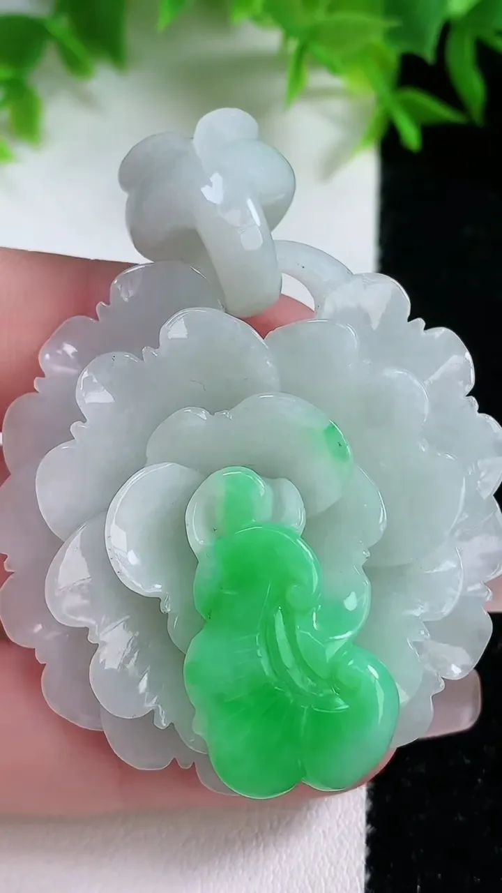 天然A货翡翠花开富贵吊坠 ，尺寸53.2-43-11.8，重量:26.78g
1月25日