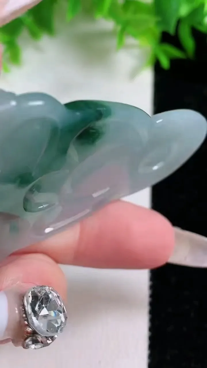 天然A货翡翠飘花观音菩萨吊坠，尺寸65-40.8-5.5，重量:26.95g
1月25日