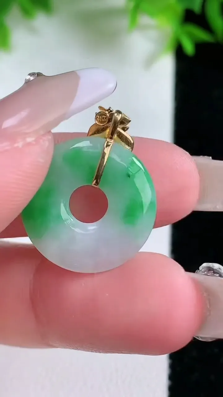 天然A货翡翠平安环吊坠，尺寸18-3，重量:2.16g
1月25日