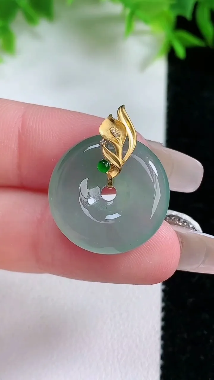 天然A货翡翠平安扣吊坠，尺寸20.2-5.2，重量:4.90g
1月25日