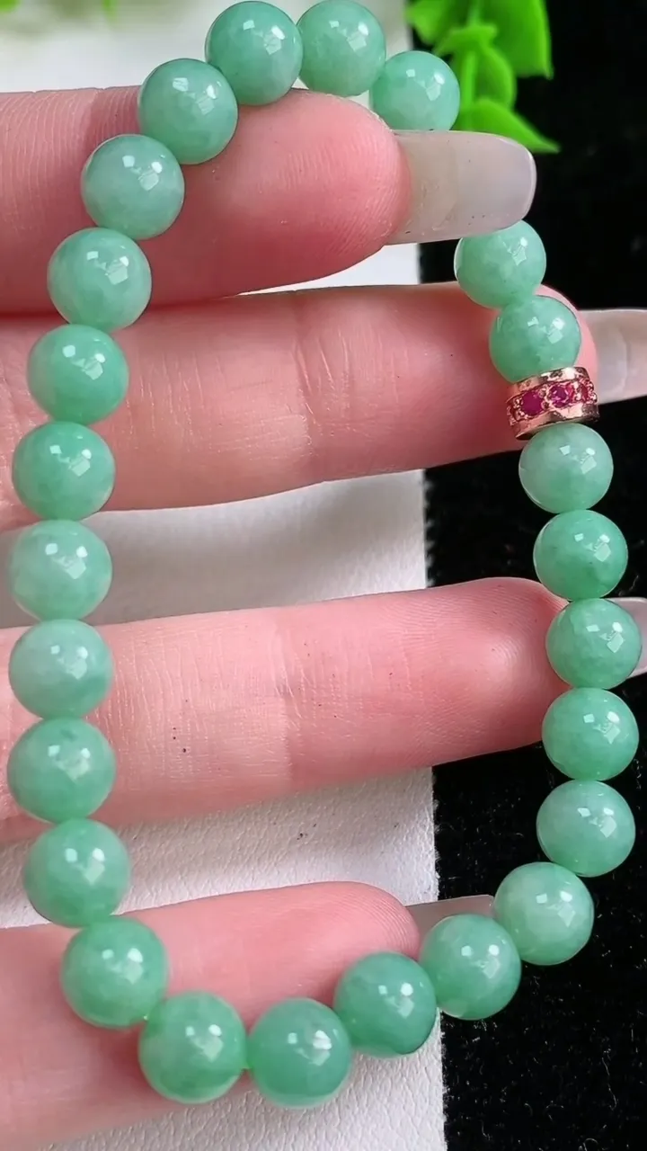 天然A货翡翠圆珠手串，尺寸6.8，重:14.31g1月25日
工厂直销收藏佳品,种好水足，色泽均匀，有种有色，上手高大气！