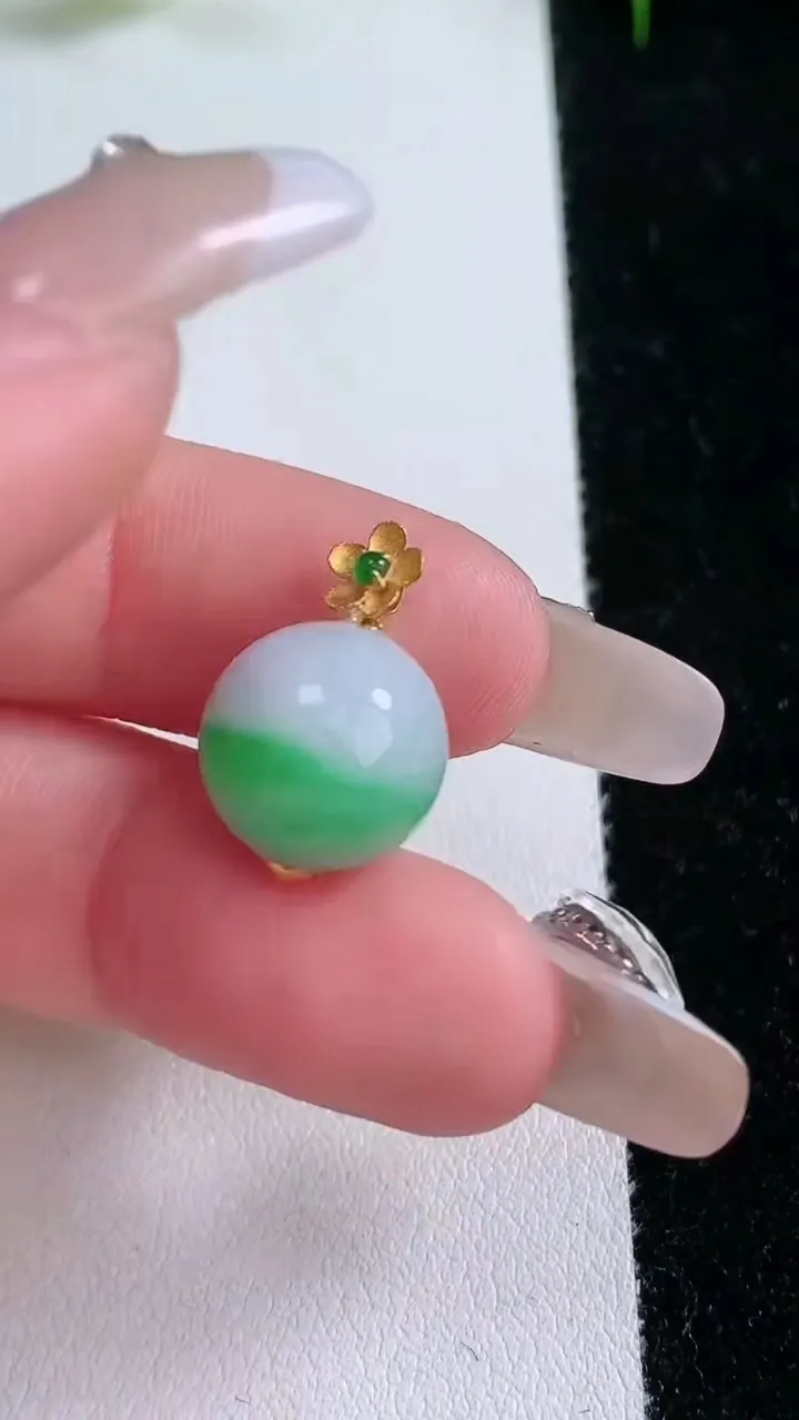 天然A货翡翠圆珠吊坠，尺寸12，重量:3.36g1月25日
工厂直销收藏佳品,种好水足，色泽均匀，有