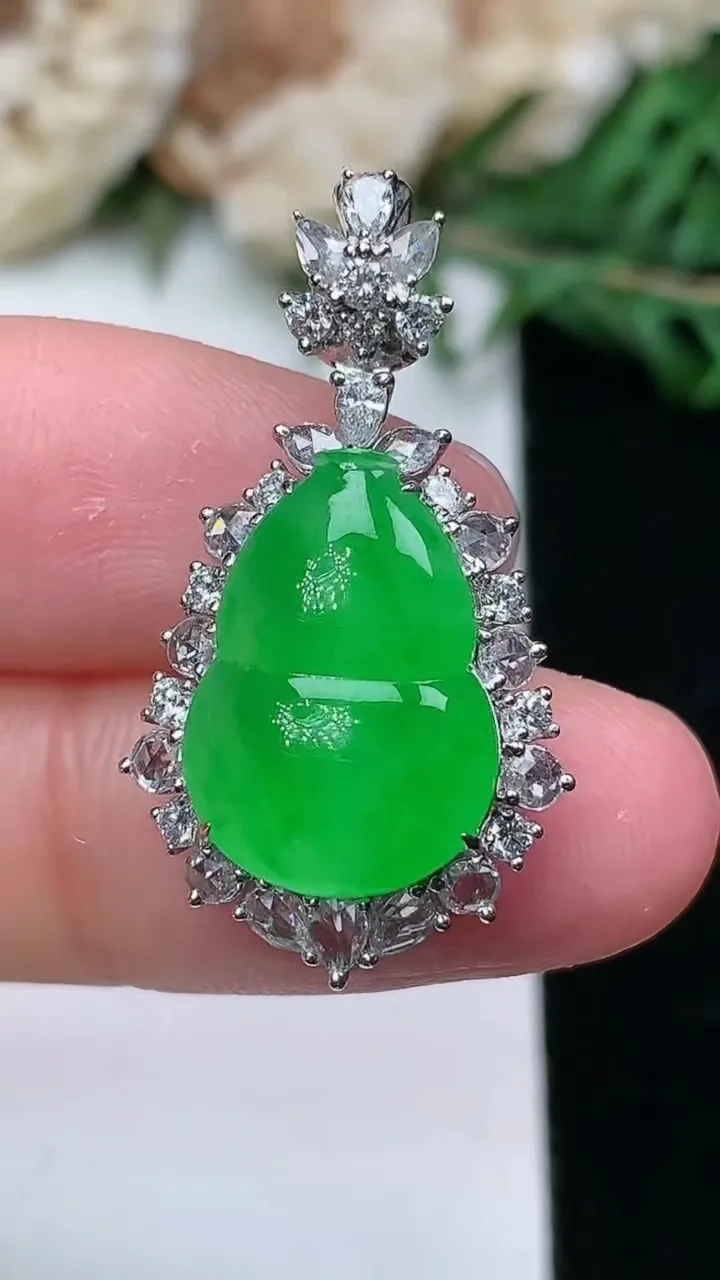 天然A货翡翠葫芦吊坠，尺寸29.5-16.2-8.6，裸石15.6-11，重量:4.52g
1月25日