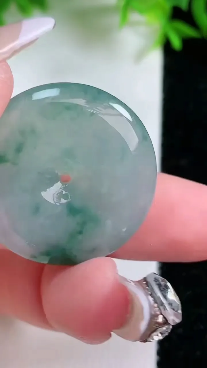 天然A货翡翠冰种飘花平安扣吊坠，尺寸28.7-5.7，重量:10.10g
1月25日