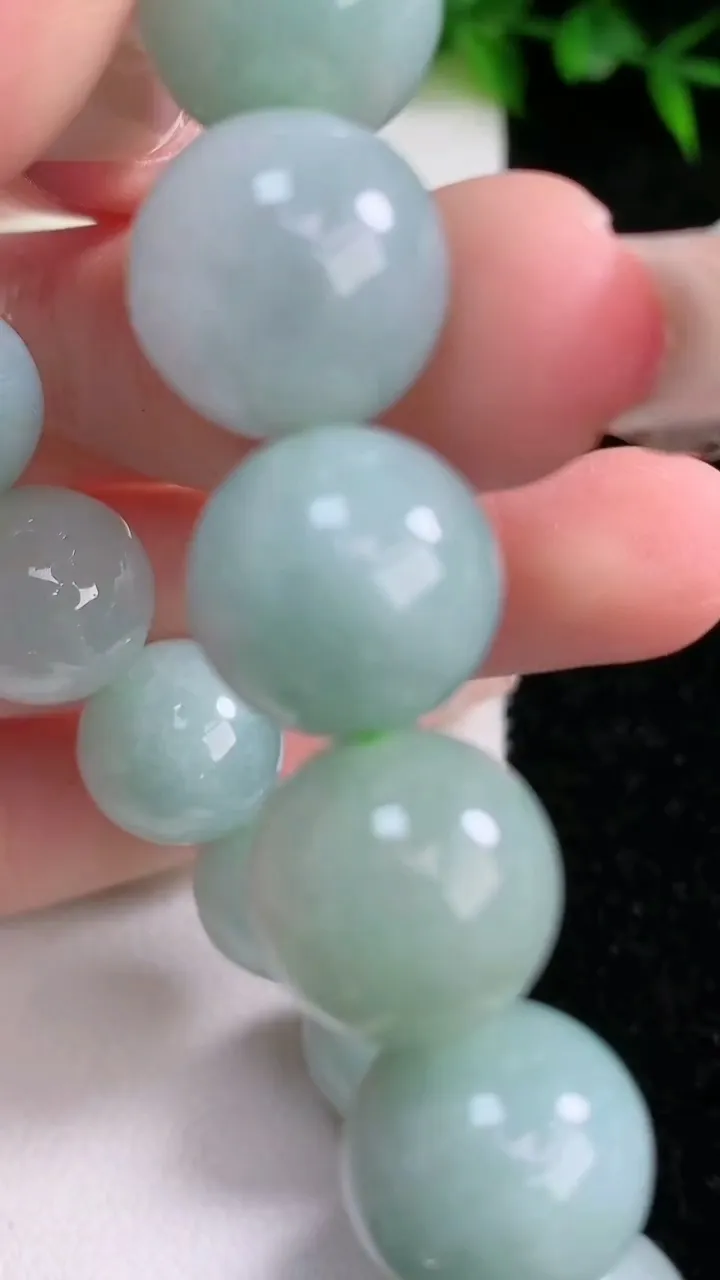 天然A货翡翠圆珠手串，尺寸13，重:63.37g1月25日
工厂直销收藏佳品,种好水足，色泽均匀，有种有色，上手高大气！
