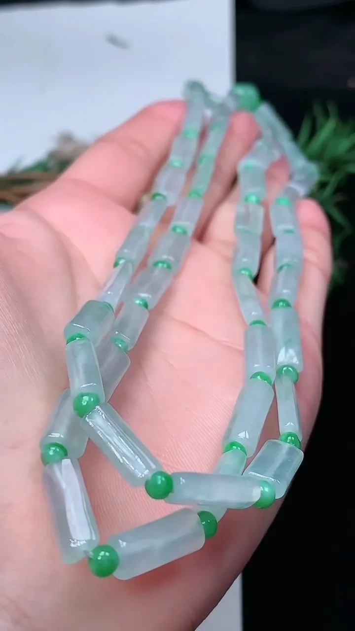 天然A货翡翠白冰路路通项链，尺寸12.9-5.4-4.9-100颗，重量:38.30g
1月25日