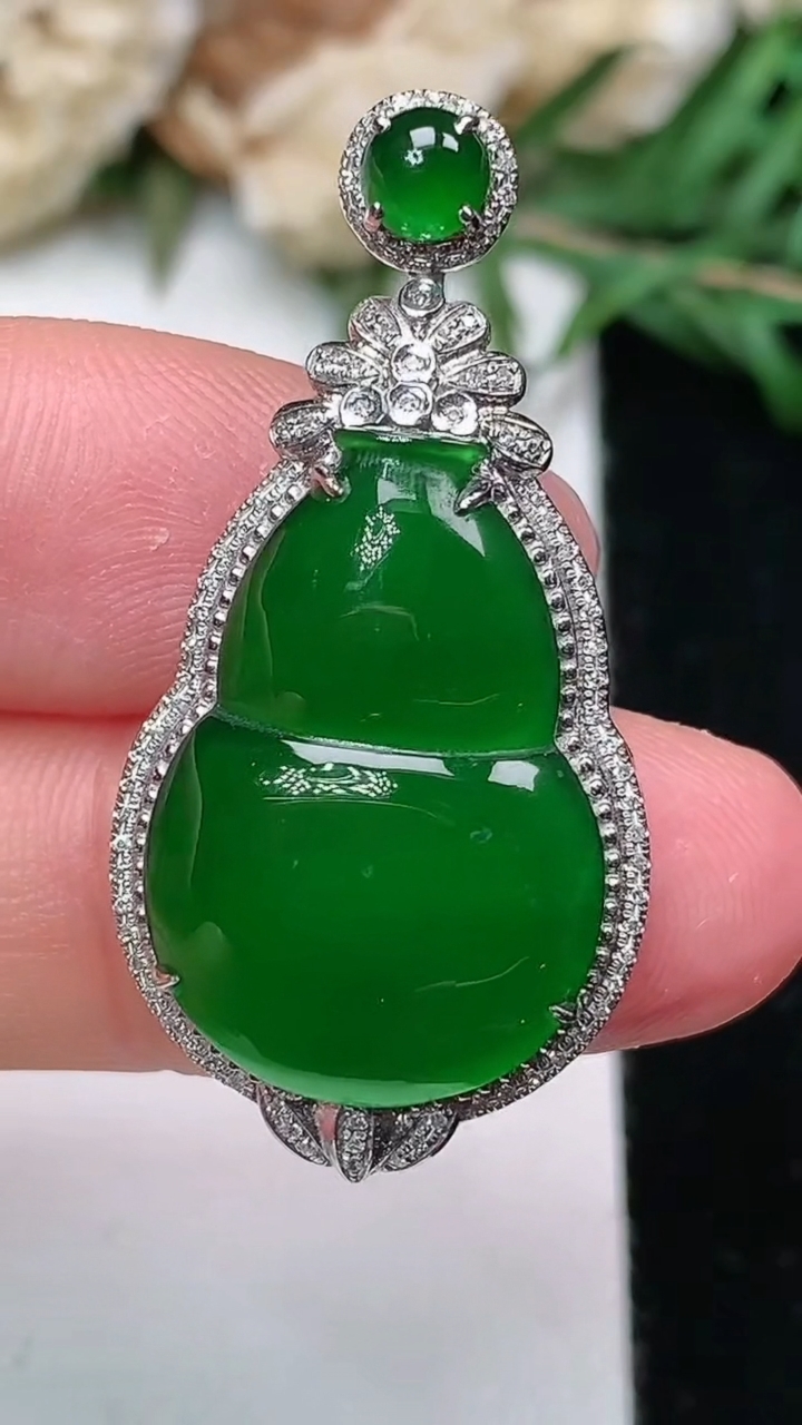 天然A货翡翠葫芦吊坠，尺寸35.8-17.7-7.9，裸石21.7-14.7，重量:4.30g
1月25日