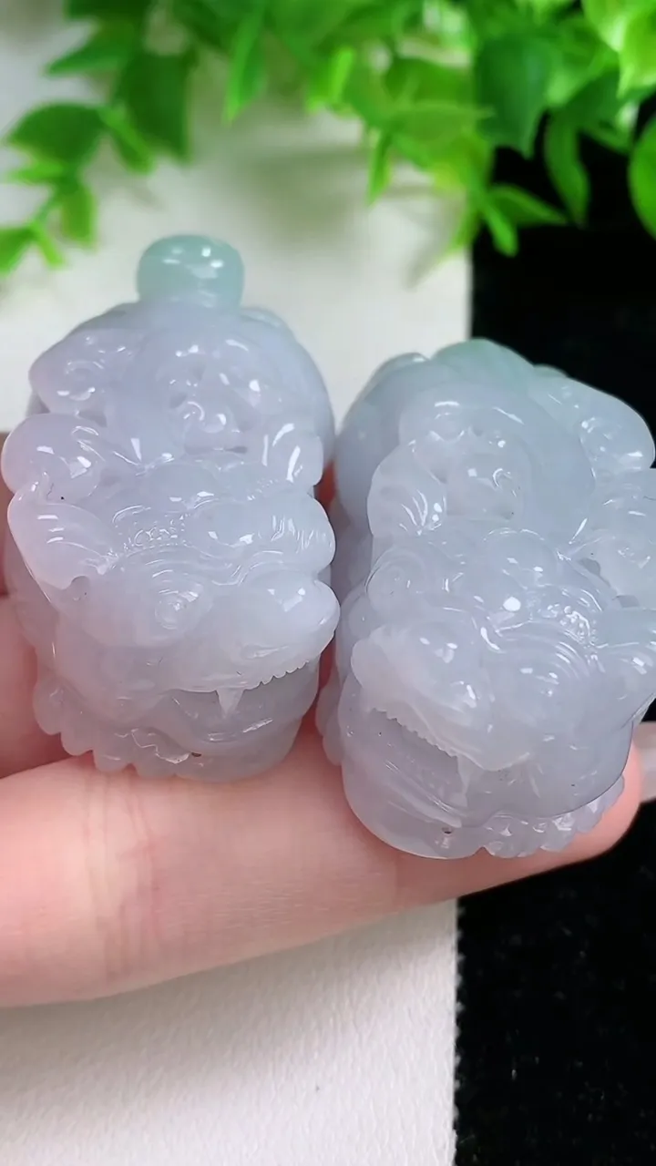 天然A货翡翠春带彩紫罗兰貔貅吊坠一对，尺寸45.8-25.5-18.6，重量:101.53g
1月25日