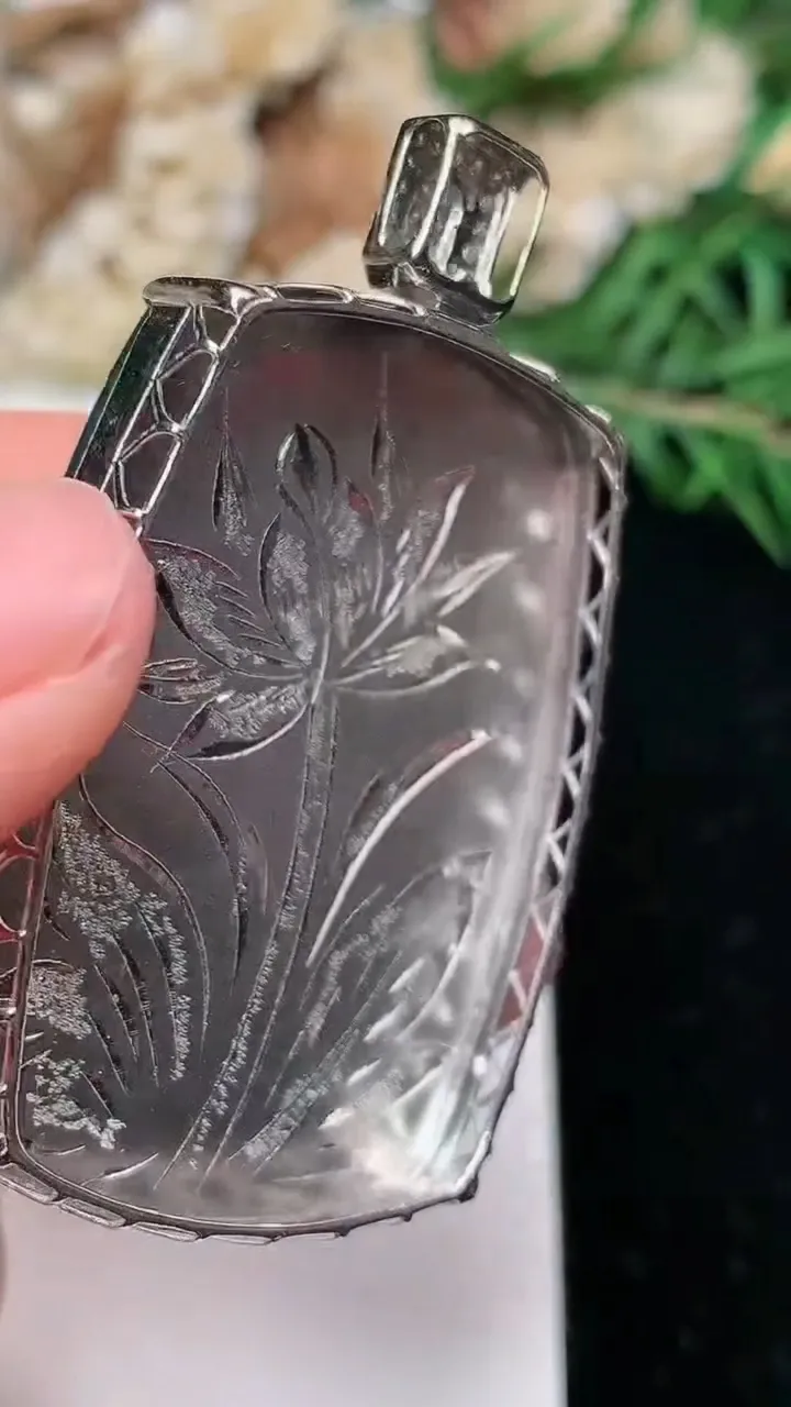 天然A货翡翠山水观音菩萨吊坠，尺寸39.9-28-7，重量:10.00g
1月25日