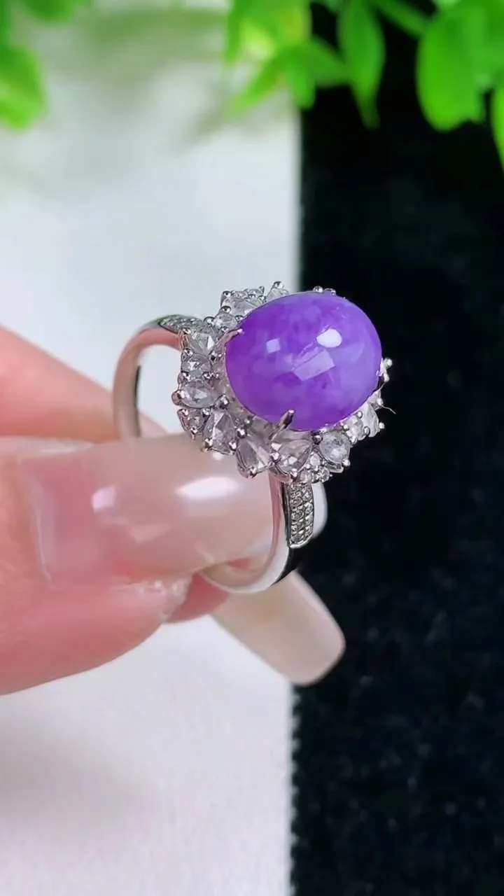 天然A货翡翠18K金紫罗兰蛋面戒指，尺寸17-10.6-8-10.8，重量:3.81g2026年1月25日
工厂直销收藏佳品,种好水足，色泽均匀，有种有色，上手高大气！