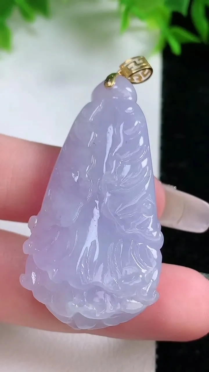 天然A货翡翠18K金紫罗兰白菜吊坠，尺寸46.5-23.4-11.5，重量:19.77g
1月25日