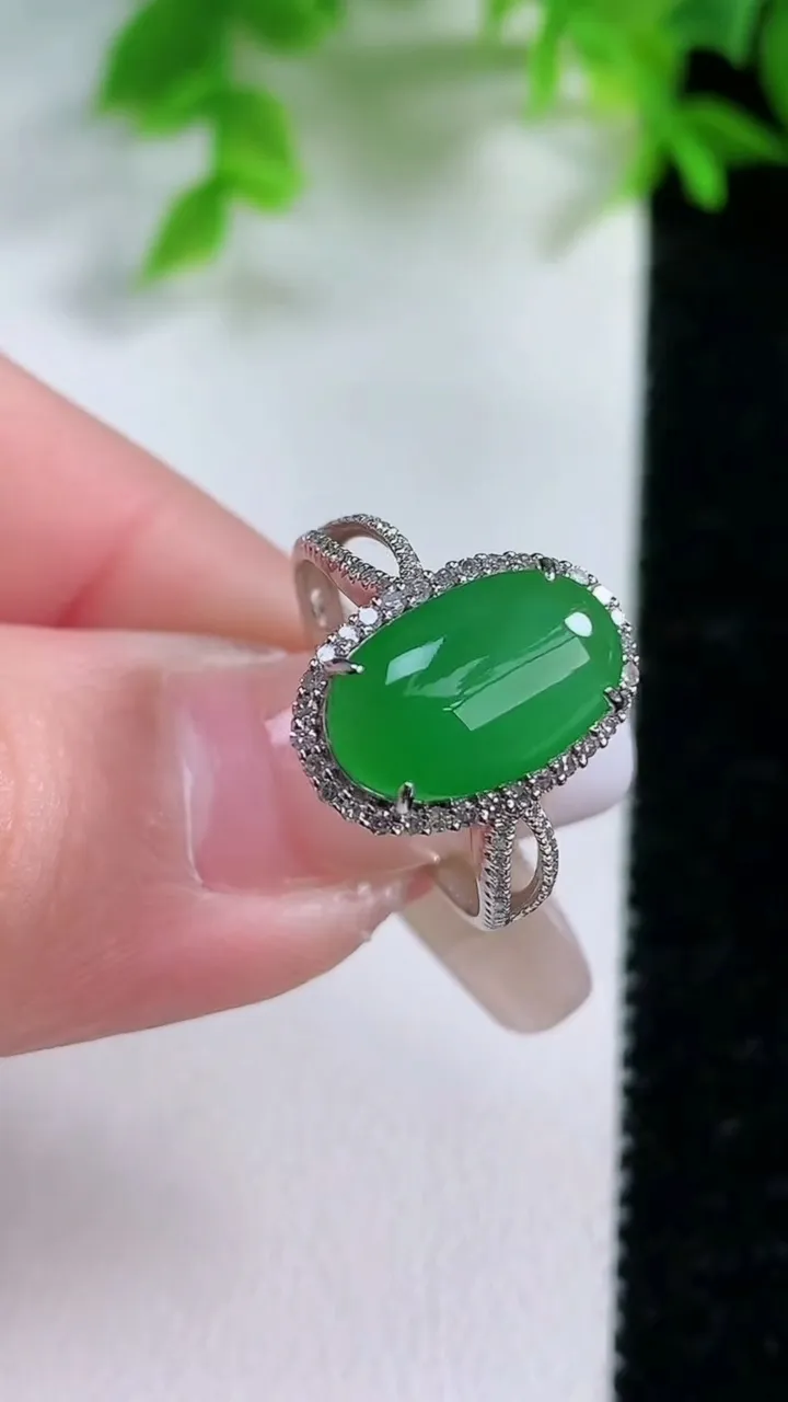 天然A货翡翠蛋面戒指，尺寸17.4-12-7.4-6，重量:2.68g2026年1月25日
工厂直销