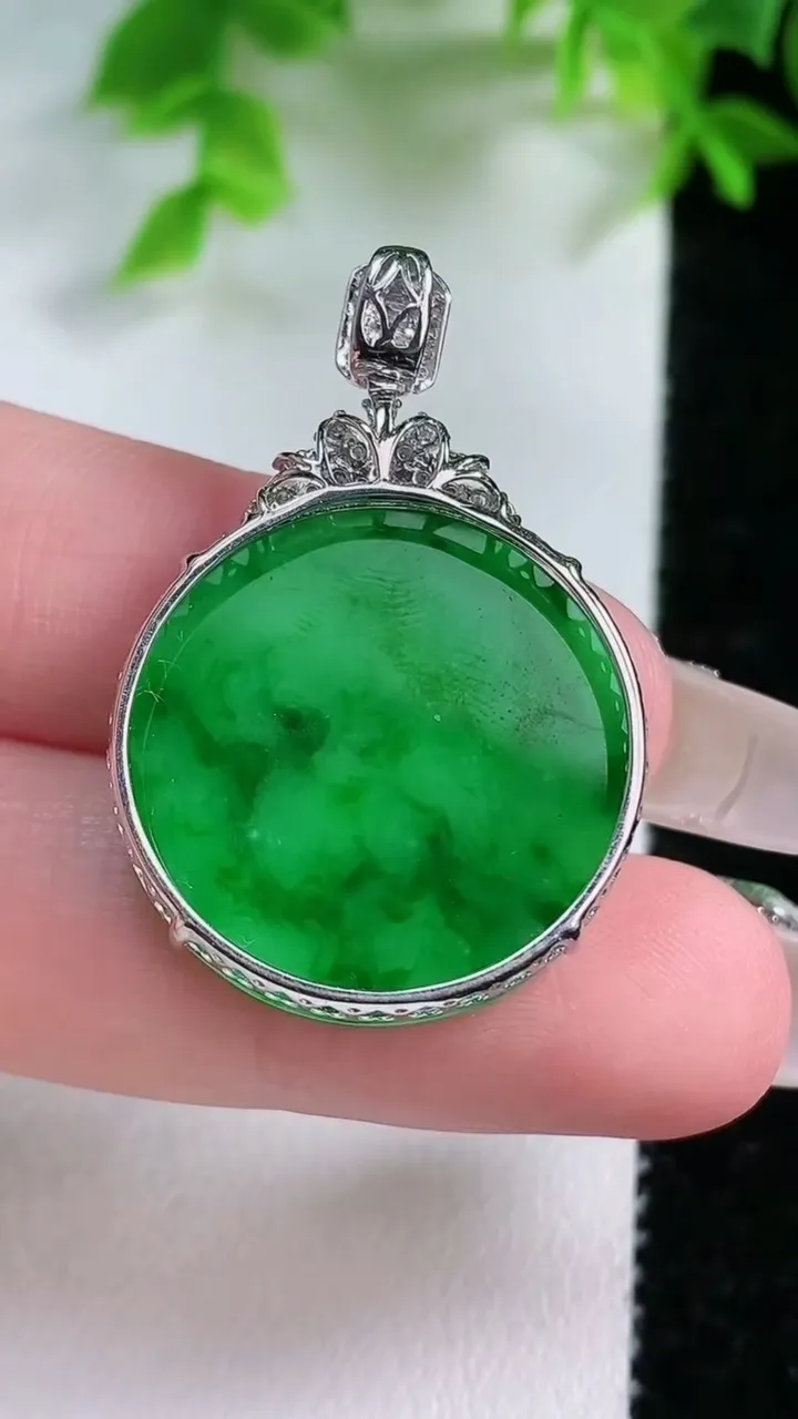 天然A货翡翠无事牌吊坠，尺寸34.4-24-5.4，重量:4.41g
1月25日