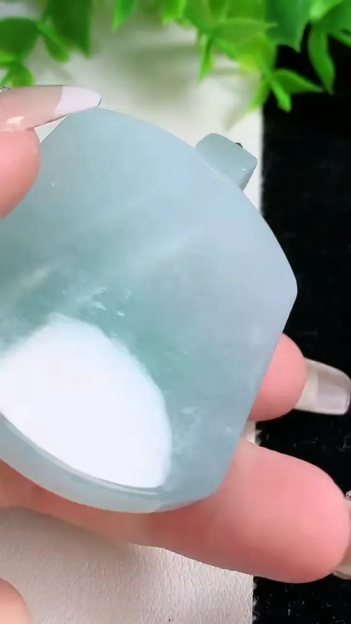 天然A货翡翠无事牌吊坠，尺寸51.7-40.7-6，重量:38.67g
1月25日