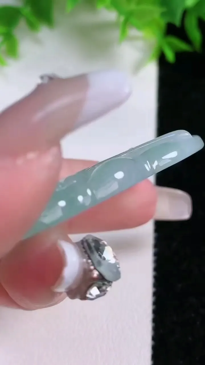 天然A货翡翠文殊菩萨吊坠，尺寸51.2-33-5.6，重量:18.89g
1月25日