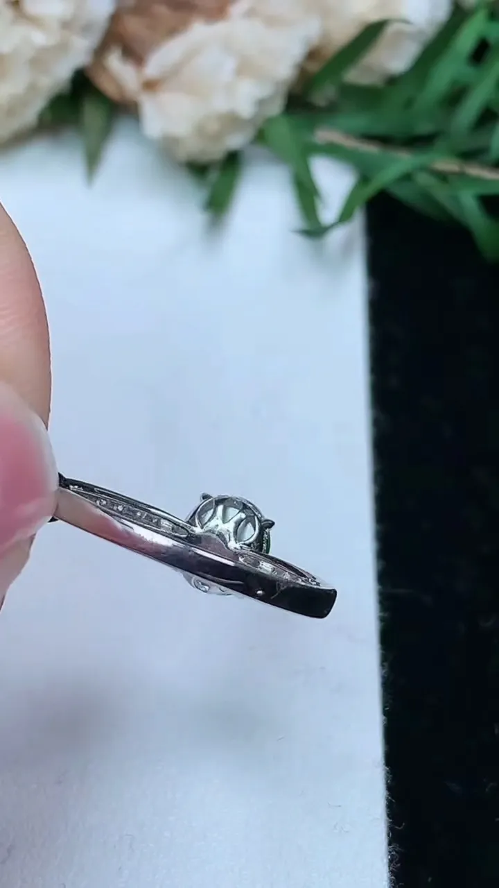 天然A货翡翠蛋面戒指，尺寸17.3-6.5-5.8，重量:1.63g2026年1月25日
工厂直销收藏佳品,种好水足，色泽均匀，有种有色，上手高大气！