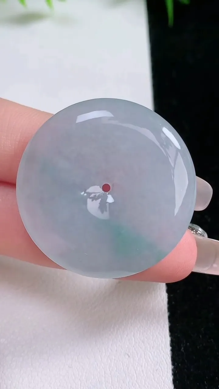 天然A货翡翠平安扣吊坠，尺寸34-6，重量:15.65g
1月25日