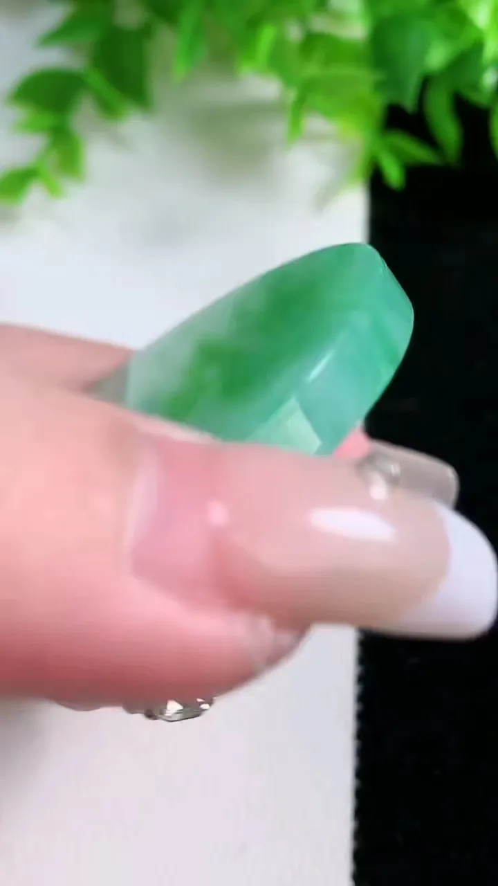 天然A货翡翠无事牌镶嵌件，尺寸50.5-5，重量:36.09g
1月25日