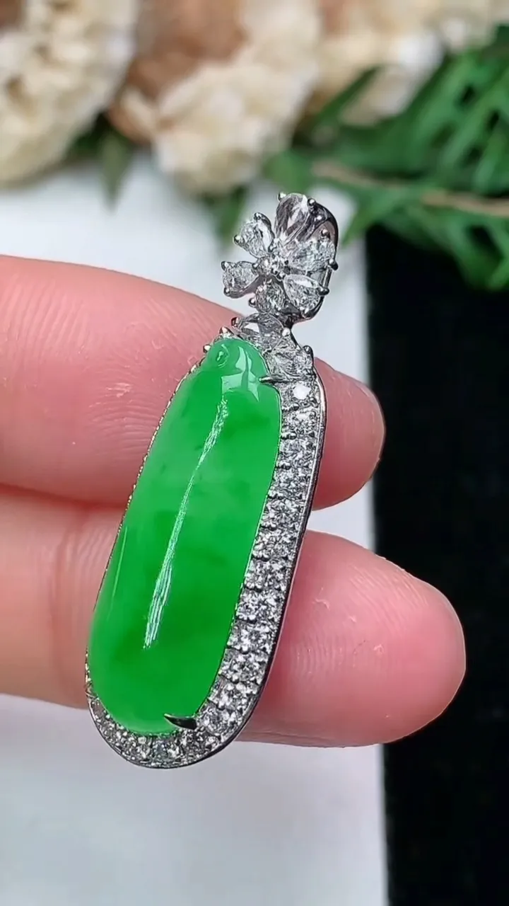 天然A货翡翠福瓜吊坠，尺寸32.9-11.7-8.5，裸石22-8，重量:4.88g
1月25日