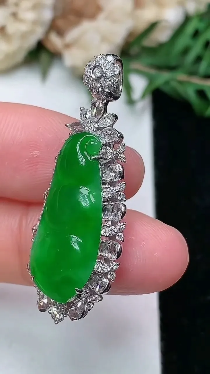 天然A货翡翠福豆吊坠，尺寸37.5-13.7-8.5，裸石22.8-9.3，重量:5.18g
1月25日