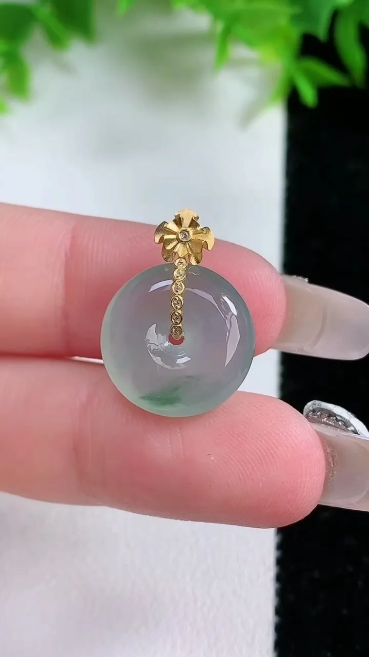 天然A货翡翠种飘花平安扣吊坠，尺寸15-6，重量:3.47g
1月25日