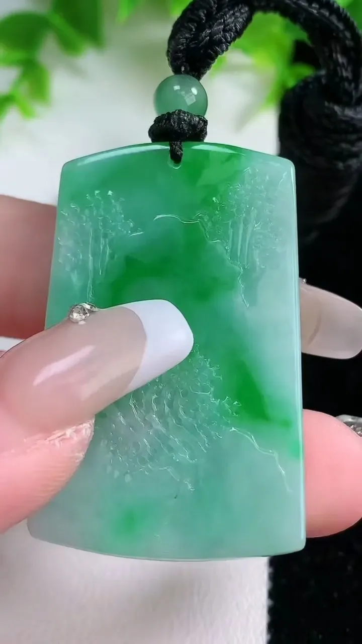 天然A货翡翠山水牌吊坠，尺寸42.7-26-6.3，重量:19.70g
1月25日